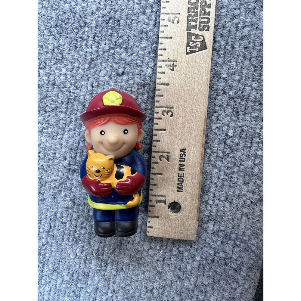 BATTAT GIRL FIREFIGHTER WITH CAT ADVENTURE HERO FIGURE WOMAN FIRE FIGHTER TOY - Picture 4 of 4